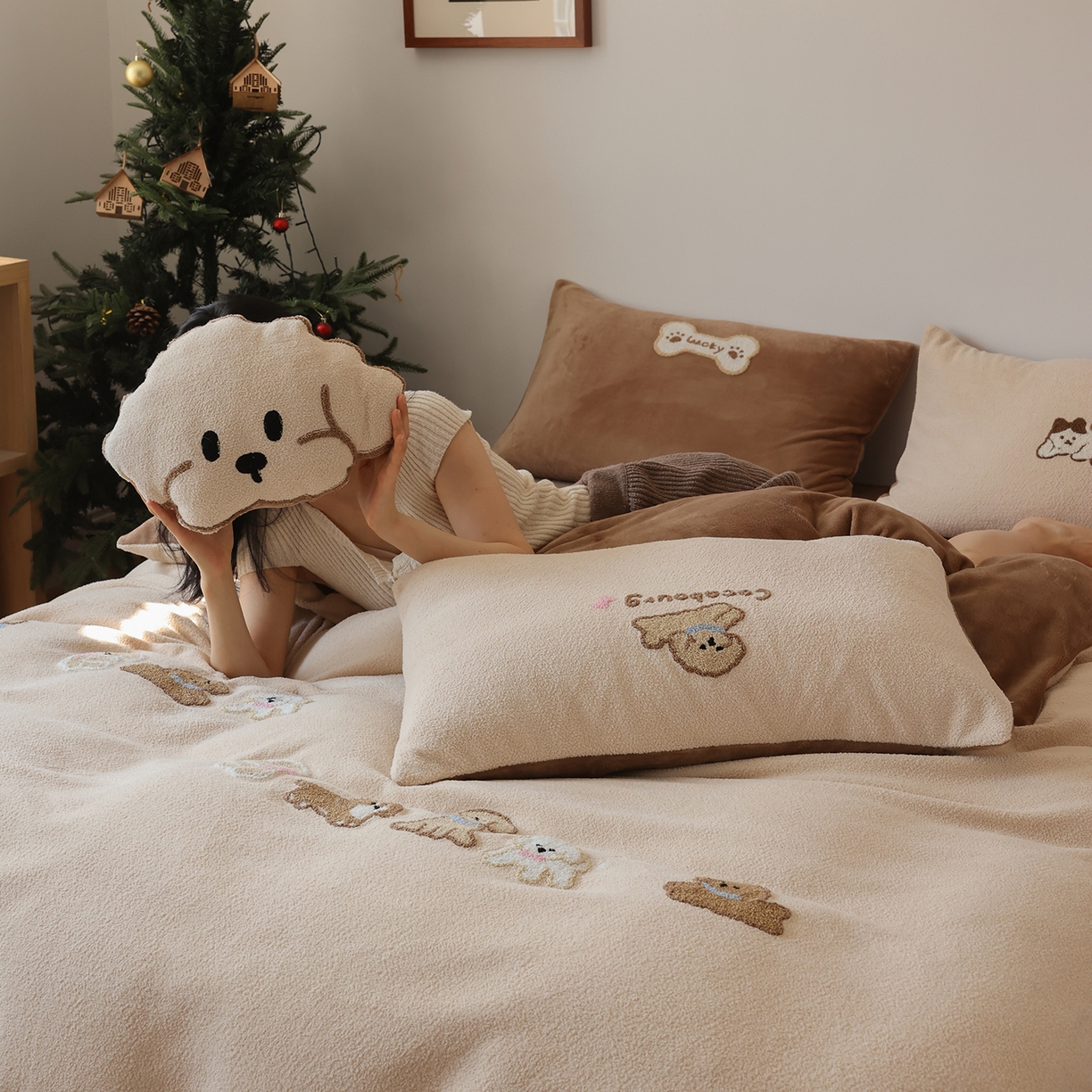 91家纺网 家纺一手货源 找家纺 风向标家纺 2025新款A类全消光暖呢绒毛巾绣四件套-减龄家宠系列（风格二） 站队小泰迪