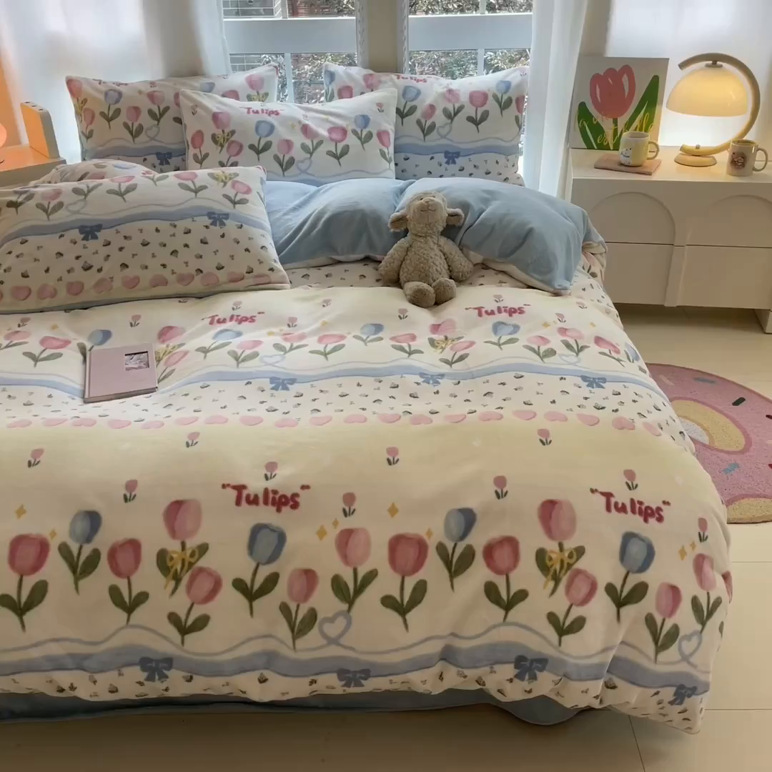 91家纺网 家纺一手货源 找家纺 佳汐蓝家纺 2025新款190克高克重牛奶绒印花四件套 郁金花海+婴儿蓝