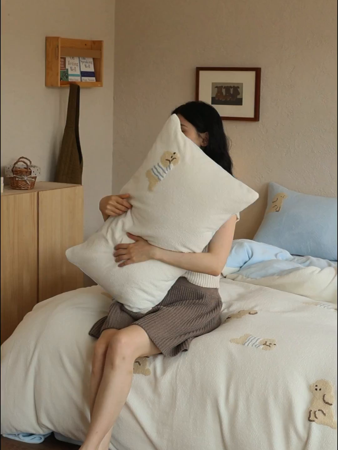 91家纺网 家纺一手货源 找家纺 风向标家纺 2025新款A类全消光暖呢绒毛巾绣四件套-减龄家宠系列（风格二） 海魂衫小狗-蓝白