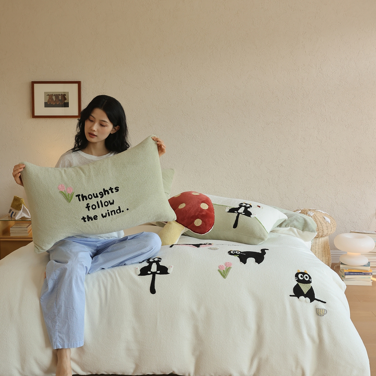 91家纺网 家纺一手货源 找家纺 风向标家纺 2025新款A类全消光暖呢绒毛巾绣四件套-减龄家宠系列（风格二） 炸毛小黑猫-奶白