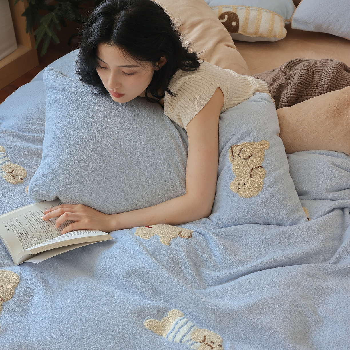 91家纺网 家纺一手货源 找家纺 风向标家纺 2025新款A类全消光暖呢绒毛巾绣四件套-减龄家宠系列（风格二） 海魂衫小狗-蓝咖