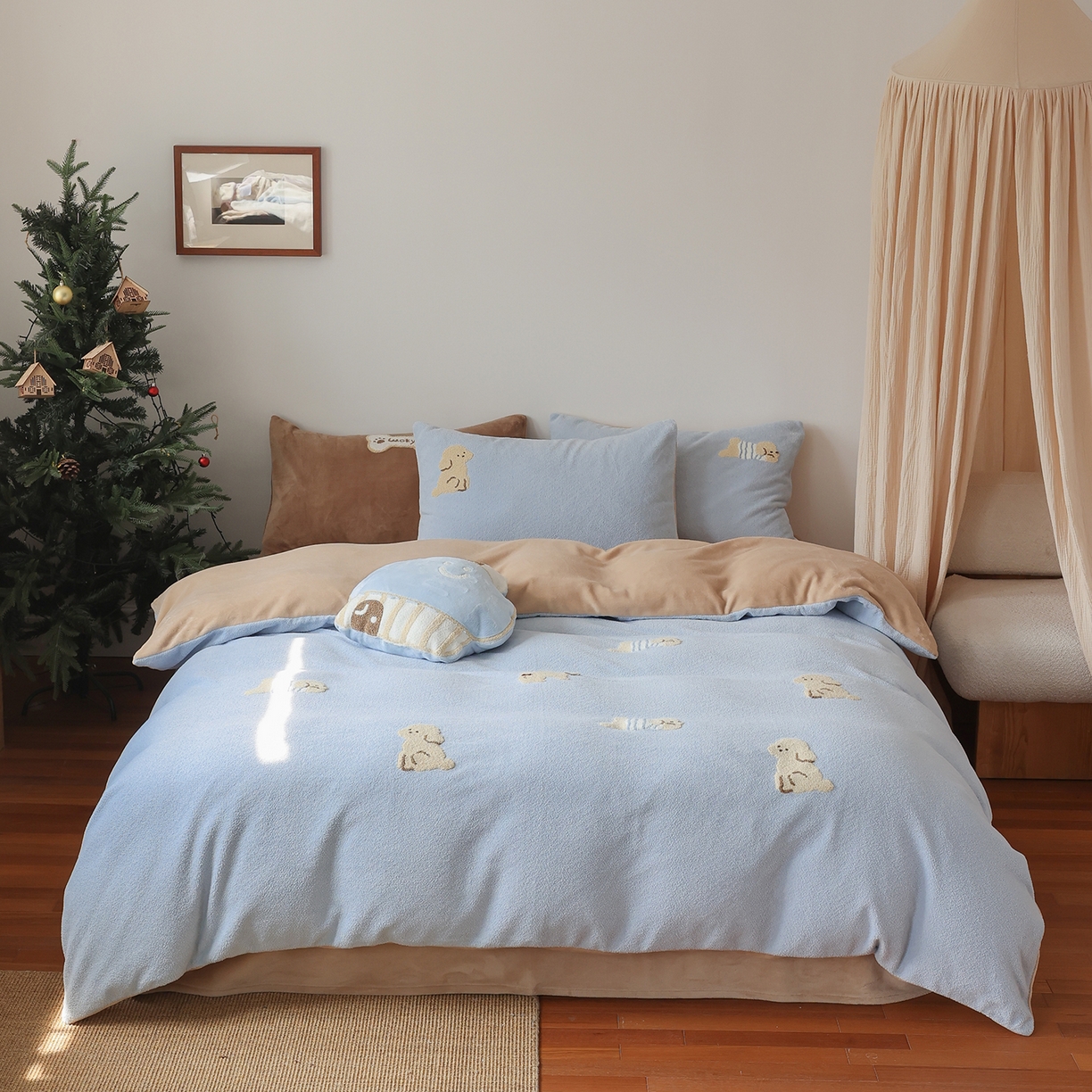 91家纺网 家纺一手货源 找家纺 风向标家纺 2025新款A类全消光暖呢绒毛巾绣四件套-减龄家宠系列（风格二） 海魂衫小狗-蓝咖