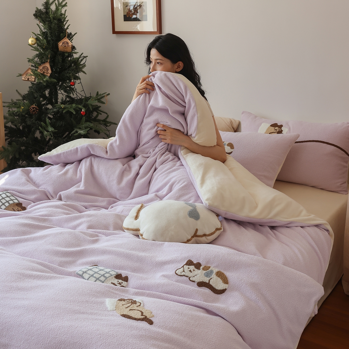 91家纺网 家纺一手货源 找家纺 风向标家纺 2025新款A类全消光暖呢绒毛巾绣四件套-减龄家宠系列（风格二） 躺平猫-淡紫