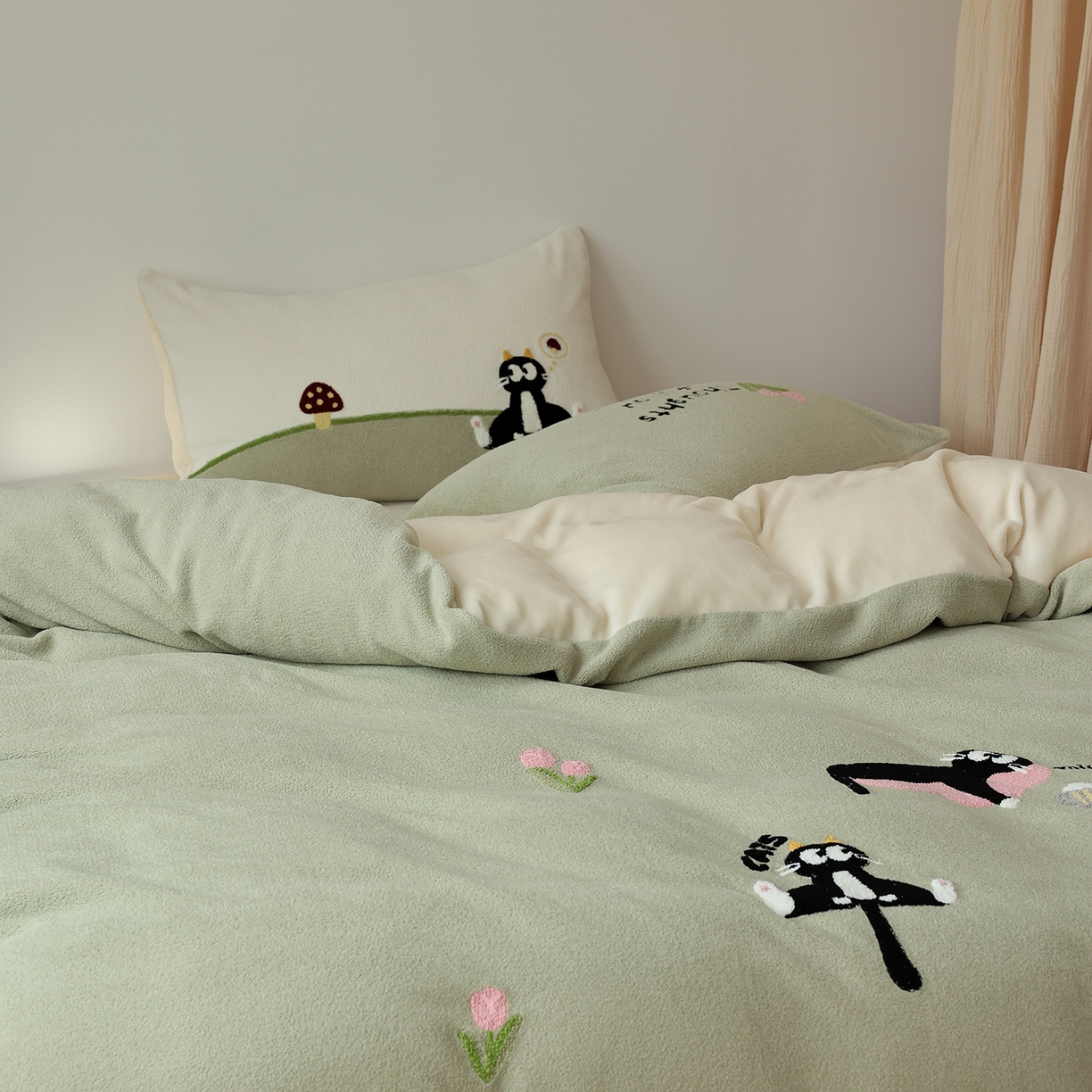 91家纺网 家纺一手货源 找家纺 风向标家纺 2025新款A类全消光暖呢绒毛巾绣四件套-减龄家宠系列（风格二） 炸毛小黑猫-灰绿