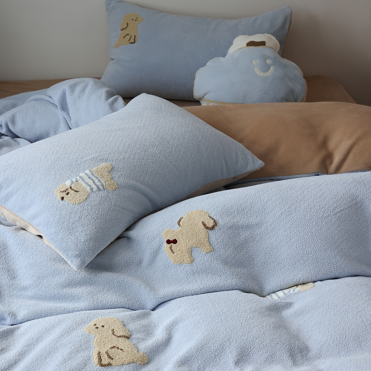 91家纺网 家纺一手货源 找家纺 风向标家纺 2025新款A类全消光暖呢绒毛巾绣四件套-减龄家宠系列（风格二） 海魂衫小狗-蓝咖