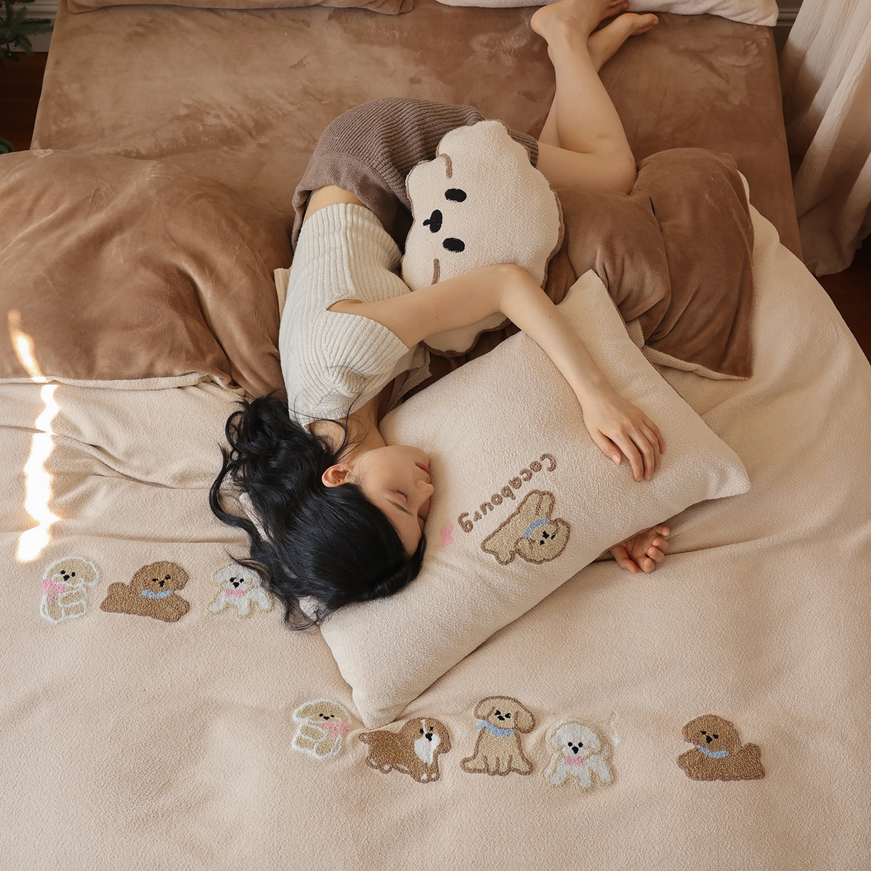 91家纺网 家纺一手货源 找家纺 风向标家纺 2025新款A类全消光暖呢绒毛巾绣四件套-减龄家宠系列（风格二） 躺平猫-奶茶