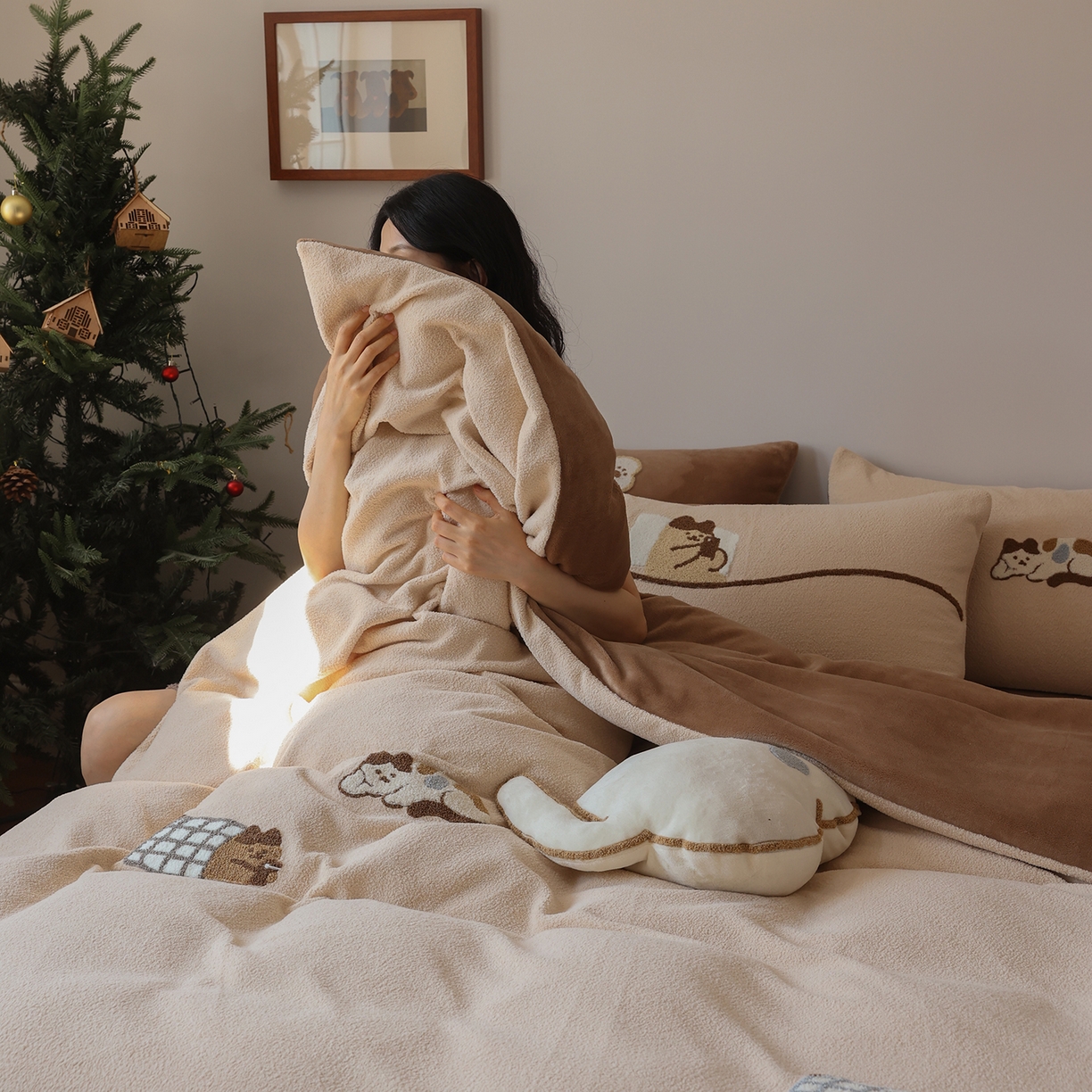 91家纺网 家纺一手货源 找家纺 风向标家纺 2025新款A类全消光暖呢绒毛巾绣四件套-减龄家宠系列（风格二） 躺平猫-奶茶