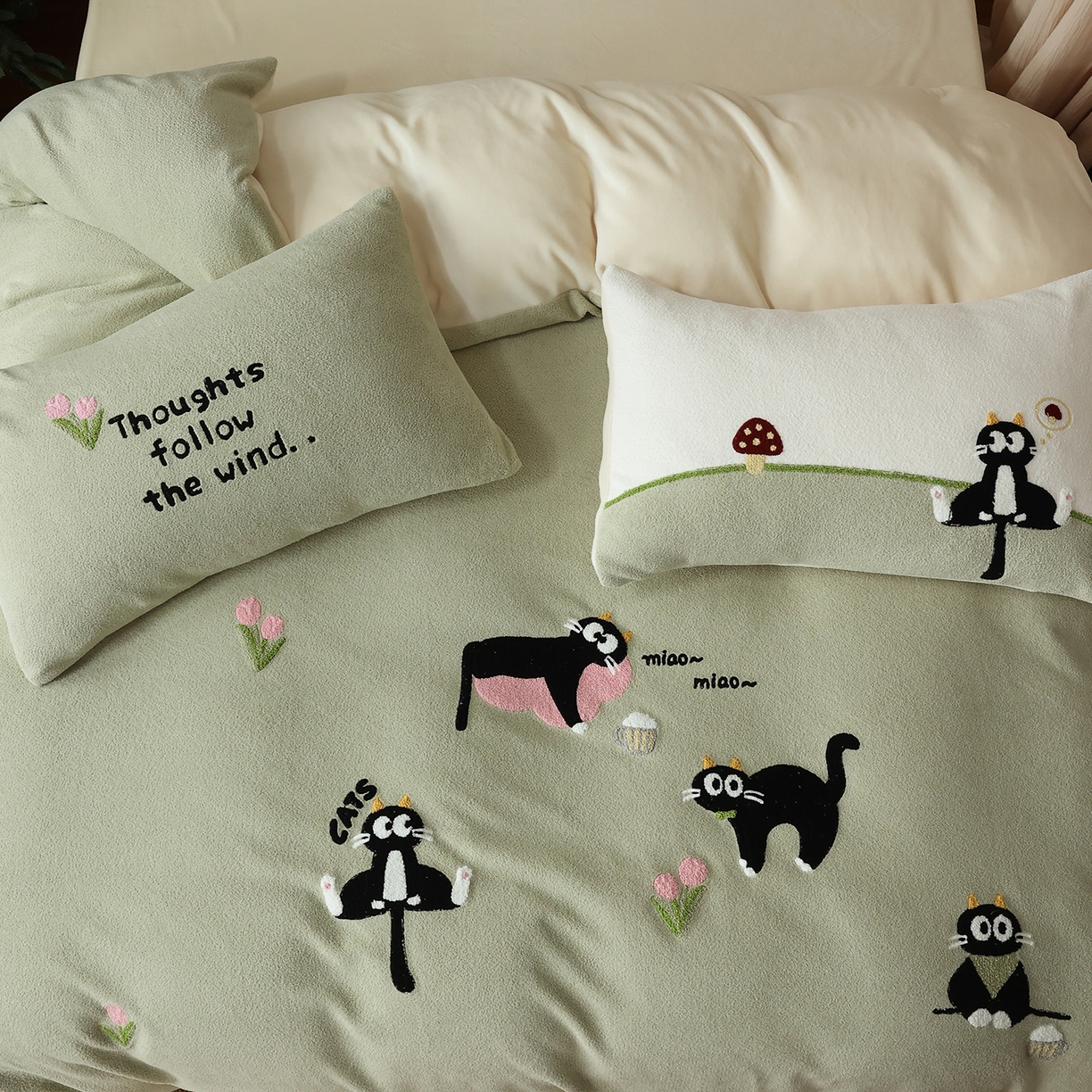 91家纺网 家纺一手货源 找家纺 风向标家纺 2025新款A类全消光暖呢绒毛巾绣四件套-减龄家宠系列（风格二） 炸毛小黑猫-灰绿