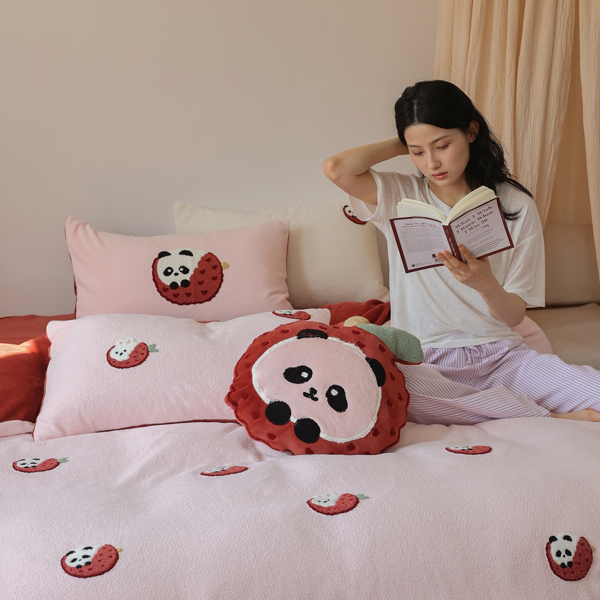 91家纺网 家纺一手货源 找家纺 风向标家纺 2025新款A类全消光暖呢绒毛巾绣四件套-减龄家宠系列（风格二） 荔枝熊猫-红