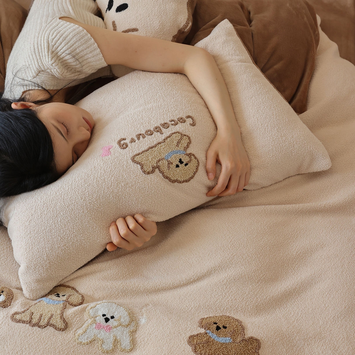 91家纺网 家纺一手货源 找家纺 风向标家纺 2025新款A类全消光暖呢绒毛巾绣四件套-减龄家宠系列（风格二） 站队小泰迪