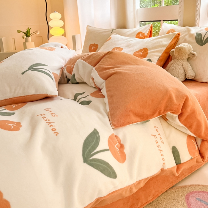 91家纺网 家纺一手货源 找家纺 佳汐蓝家纺 2025新款190克高克重牛奶绒印花四件套 郁金绮梦