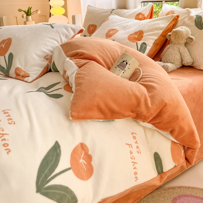 91家纺网 家纺一手货源 找家纺 佳汐蓝家纺 2025新款190克高克重牛奶绒印花四件套 郁金绮梦