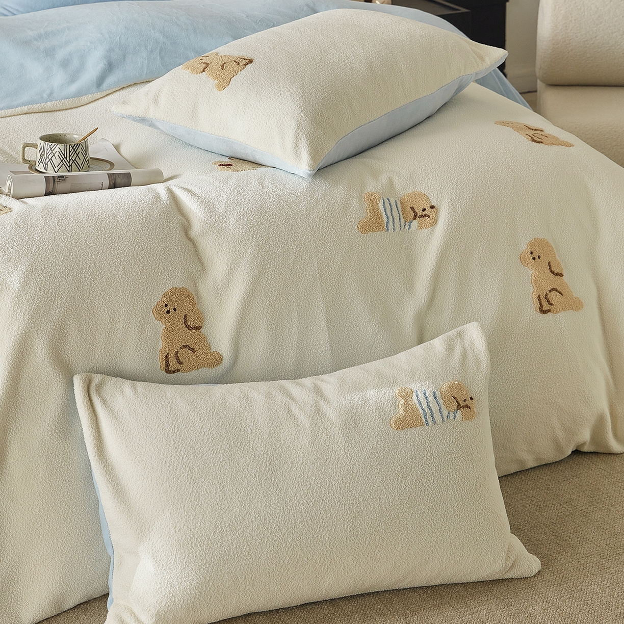 91家纺网 家纺一手货源 找家纺 （总）风向标家纺 2025新款A类全消光暖呢绒毛巾绣四件套-减龄家宠系列（风格三）