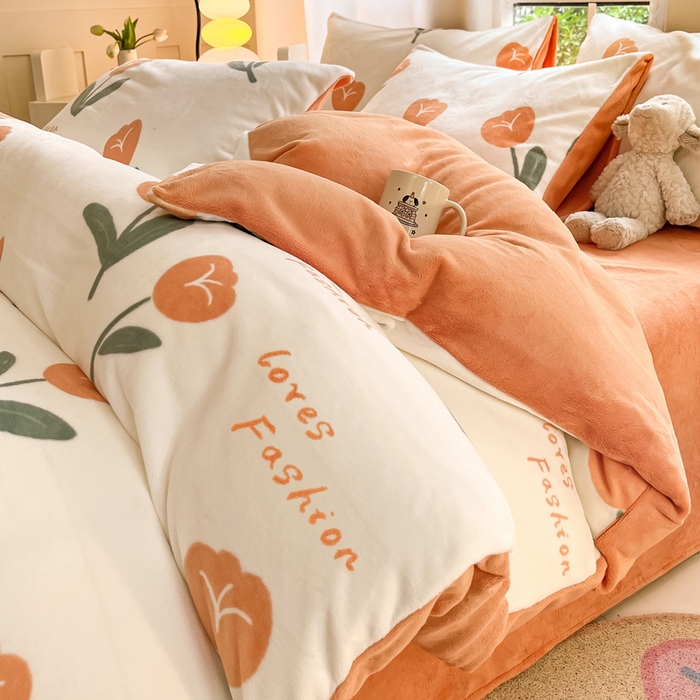 91家纺网 家纺一手货源 找家纺 佳汐蓝家纺 2025新款190克高克重牛奶绒印花四件套 郁金绮梦