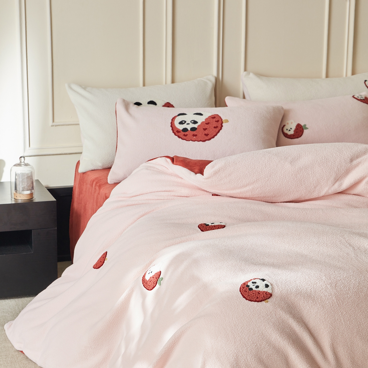 91家纺网 家纺一手货源 找家纺 风向标家纺 2025新款A类全消光暖呢绒毛巾绣四件套-减龄家宠系列（风格三） 荔枝熊猫-红