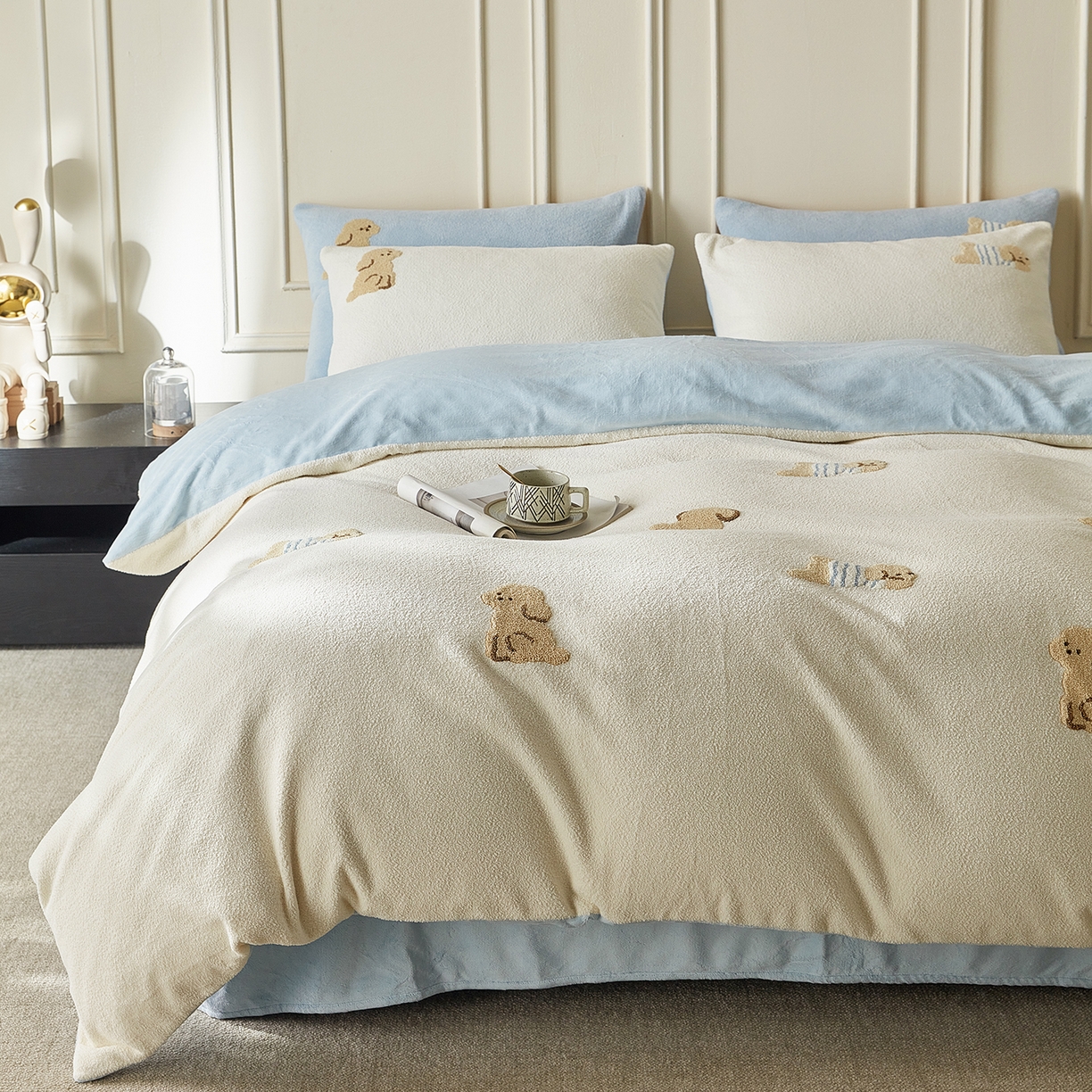 91家纺网 家纺一手货源 找家纺 （总）风向标家纺 2025新款A类全消光暖呢绒毛巾绣四件套-减龄家宠系列（风格三）