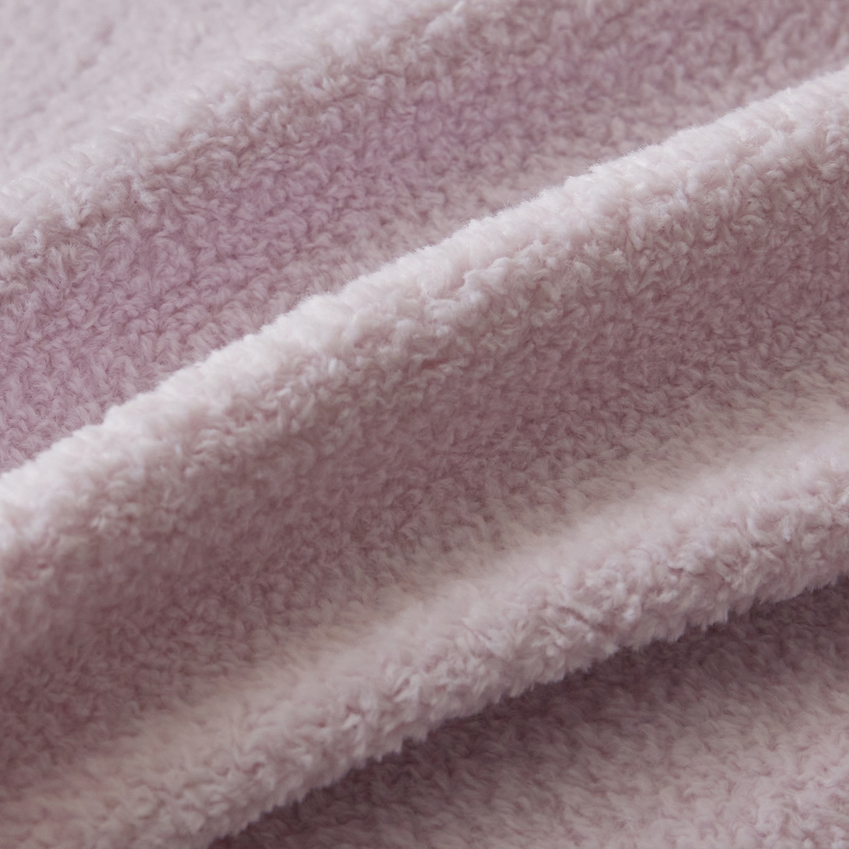 91家纺网 家纺一手货源 找家纺 风向标家纺 2025新款A类全消光暖呢绒毛巾绣四件套-减龄家宠系列（风格三） 躺平猫-淡紫