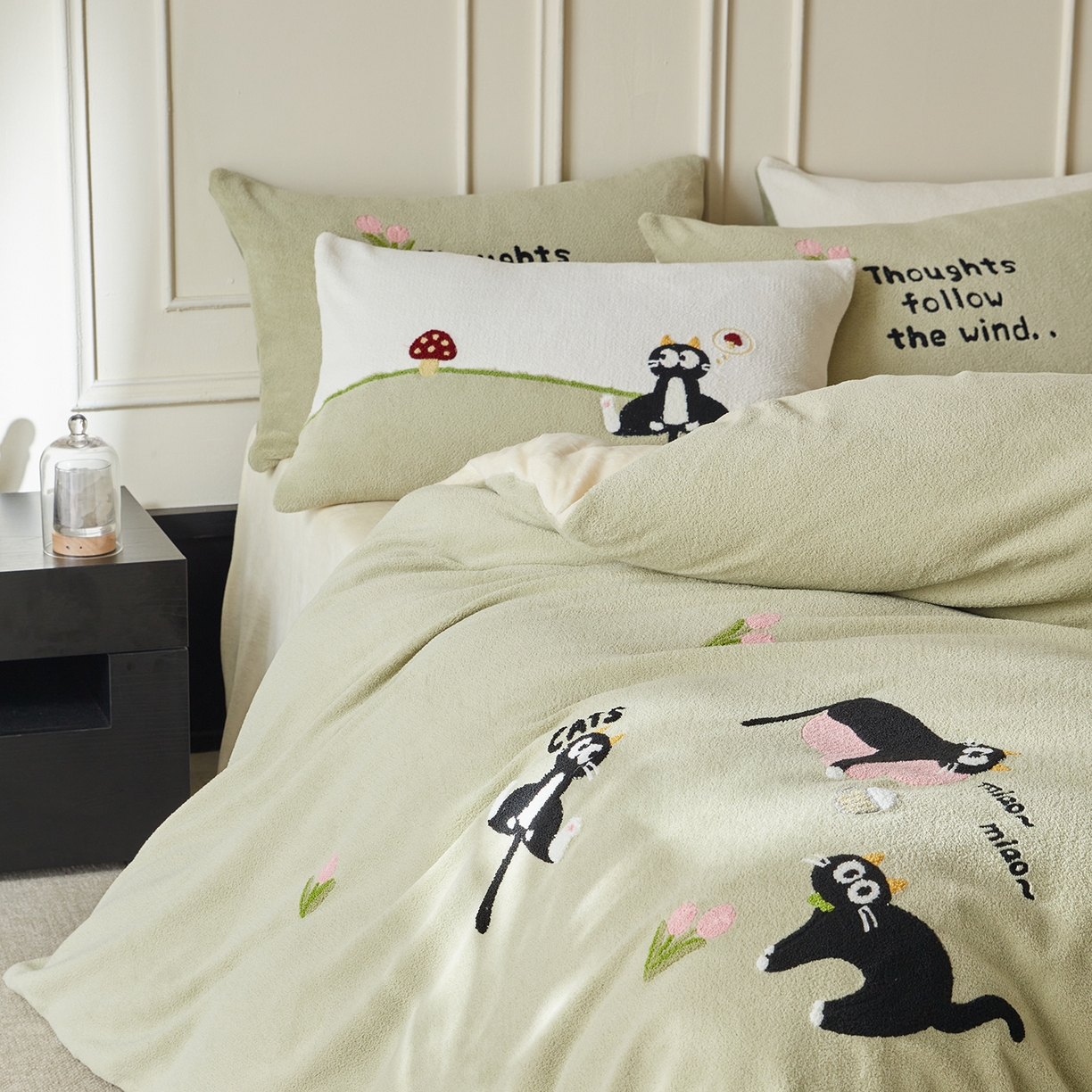 91家纺网 家纺一手货源 找家纺 风向标家纺 2025新款A类全消光暖呢绒毛巾绣四件套-减龄家宠系列（风格三） 炸毛小黑猫-灰绿