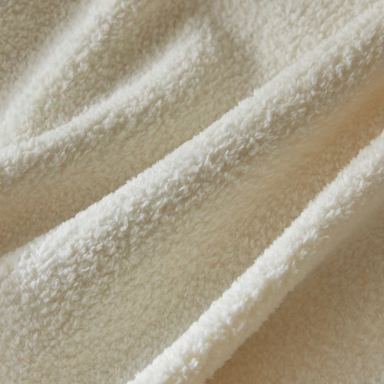 91家纺网 家纺一手货源 找家纺 风向标家纺 2025新款A类全消光暖呢绒毛巾绣四件套-减龄家宠系列（风格三） 炸毛小黑猫-奶白