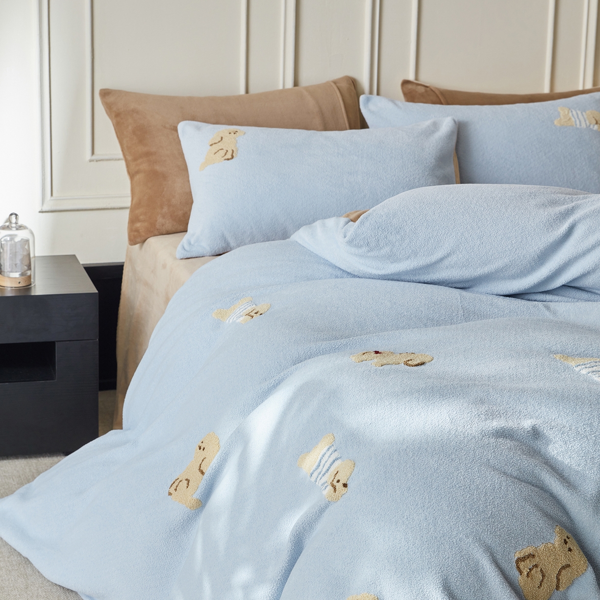 91家纺网 家纺一手货源 找家纺 风向标家纺 2025新款A类全消光暖呢绒毛巾绣四件套-减龄家宠系列（风格三） 海魂衫小狗-蓝咖