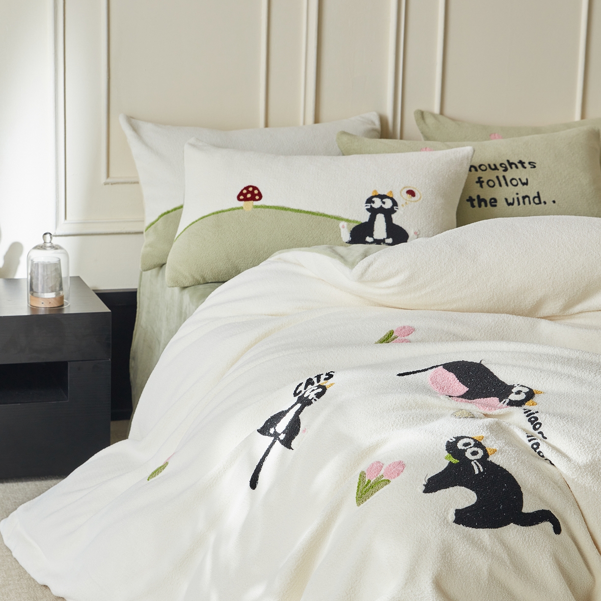 91家纺网 家纺一手货源 找家纺 风向标家纺 2025新款A类全消光暖呢绒毛巾绣四件套-减龄家宠系列（风格三） 炸毛小黑猫-奶白