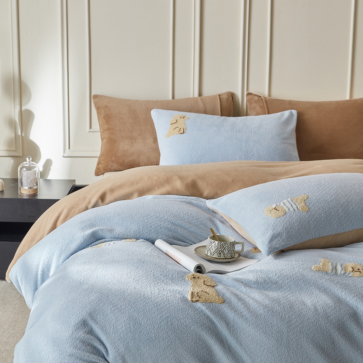 91家纺网 家纺一手货源 找家纺 风向标家纺 2025新款A类全消光暖呢绒毛巾绣四件套-减龄家宠系列（风格三） 海魂衫小狗-蓝咖