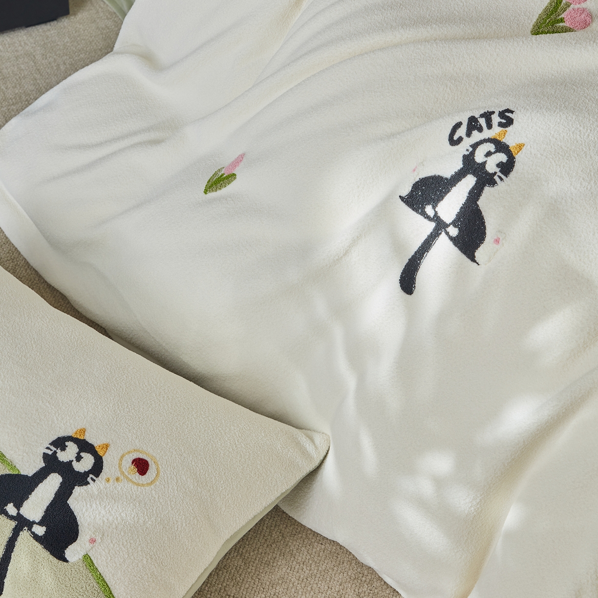 91家纺网 家纺一手货源 找家纺 风向标家纺 2025新款A类全消光暖呢绒毛巾绣四件套-减龄家宠系列（风格三） 炸毛小黑猫-奶白