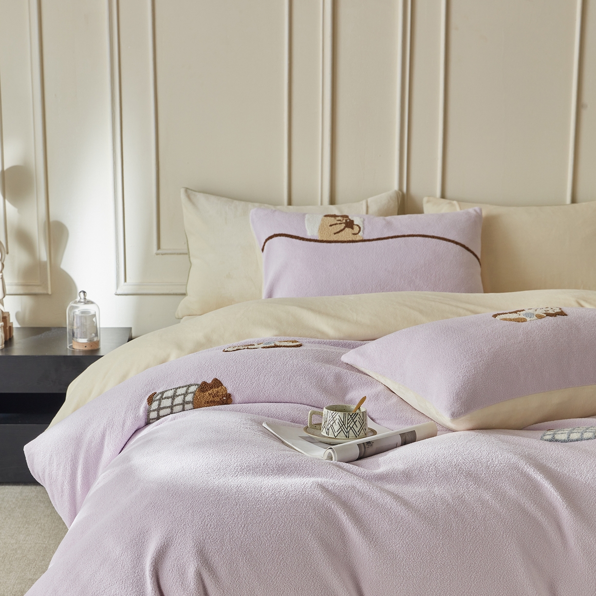 91家纺网 家纺一手货源 找家纺 风向标家纺 2025新款A类全消光暖呢绒毛巾绣四件套-减龄家宠系列（风格三） 躺平猫-淡紫