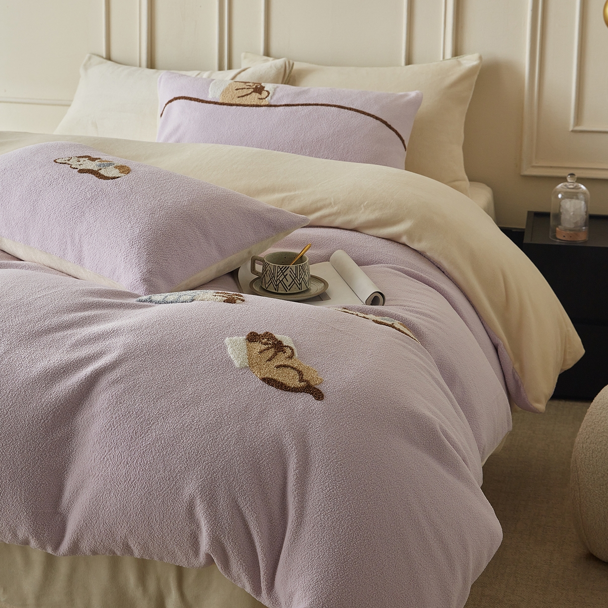 91家纺网 家纺一手货源 找家纺 风向标家纺 2025新款A类全消光暖呢绒毛巾绣四件套-减龄家宠系列（风格三） 躺平猫-淡紫