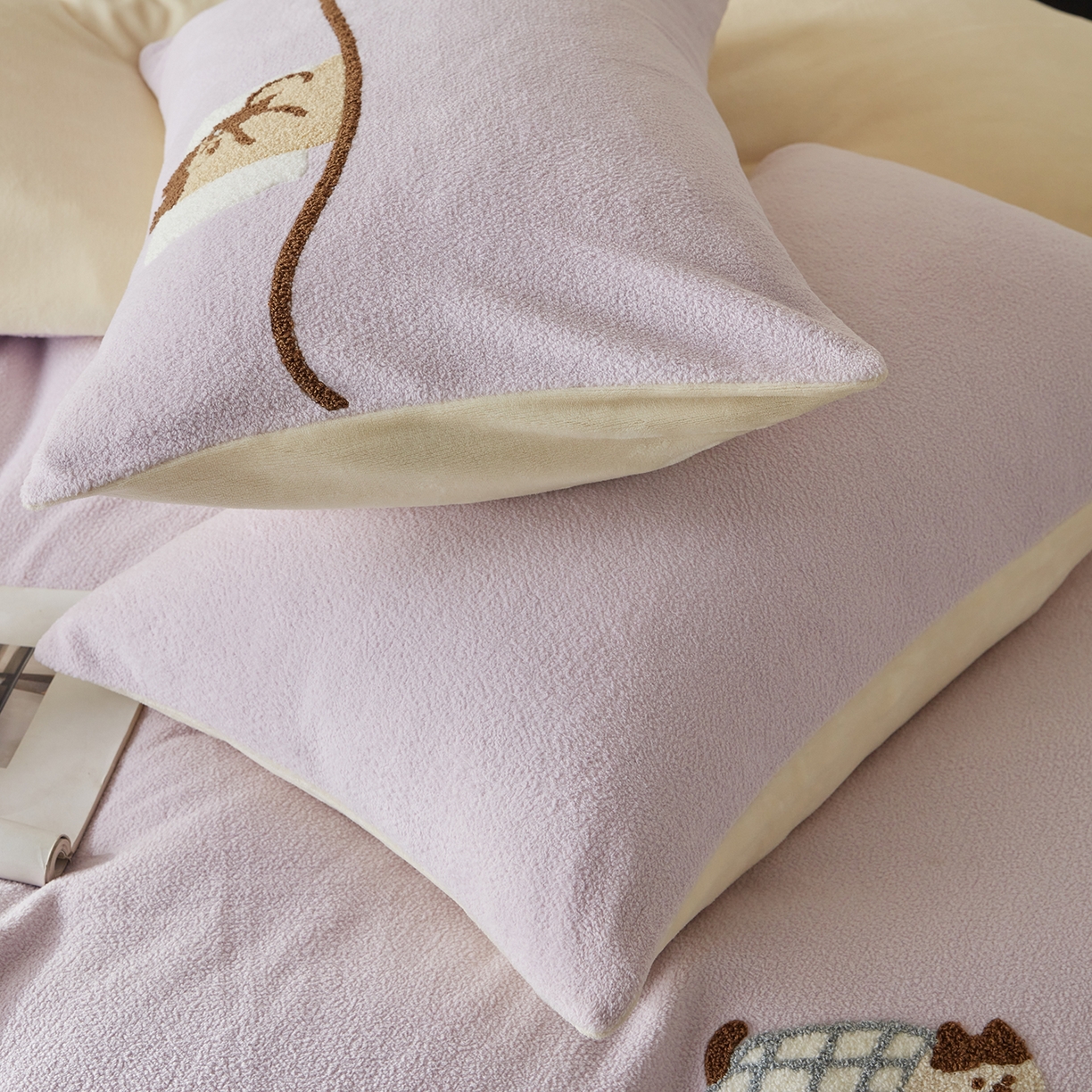 91家纺网 家纺一手货源 找家纺 风向标家纺 2025新款A类全消光暖呢绒毛巾绣四件套-减龄家宠系列（风格三） 躺平猫-淡紫