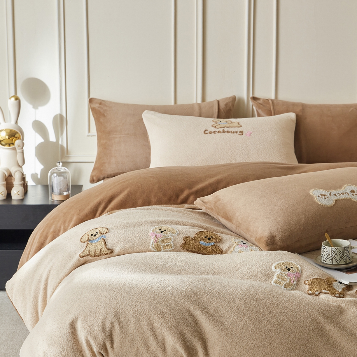 91家纺网 家纺一手货源 找家纺 风向标家纺 2025新款A类全消光暖呢绒毛巾绣四件套-减龄家宠系列（风格三） 站队小泰迪