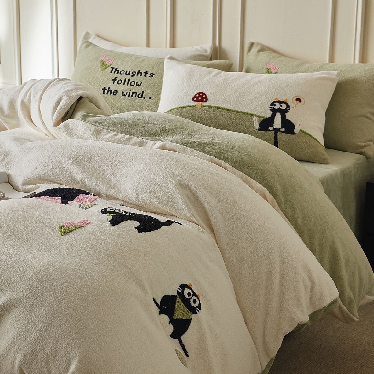 91家纺网 家纺一手货源 找家纺 风向标家纺 2025新款A类全消光暖呢绒毛巾绣四件套-减龄家宠系列（风格三） 炸毛小黑猫-奶白