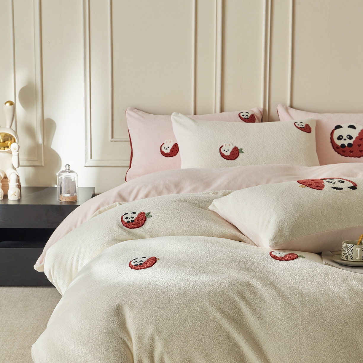 91家纺网 家纺一手货源 找家纺 风向标家纺 2025新款A类全消光暖呢绒毛巾绣四件套-减龄家宠系列（风格三） 荔枝熊猫-粉