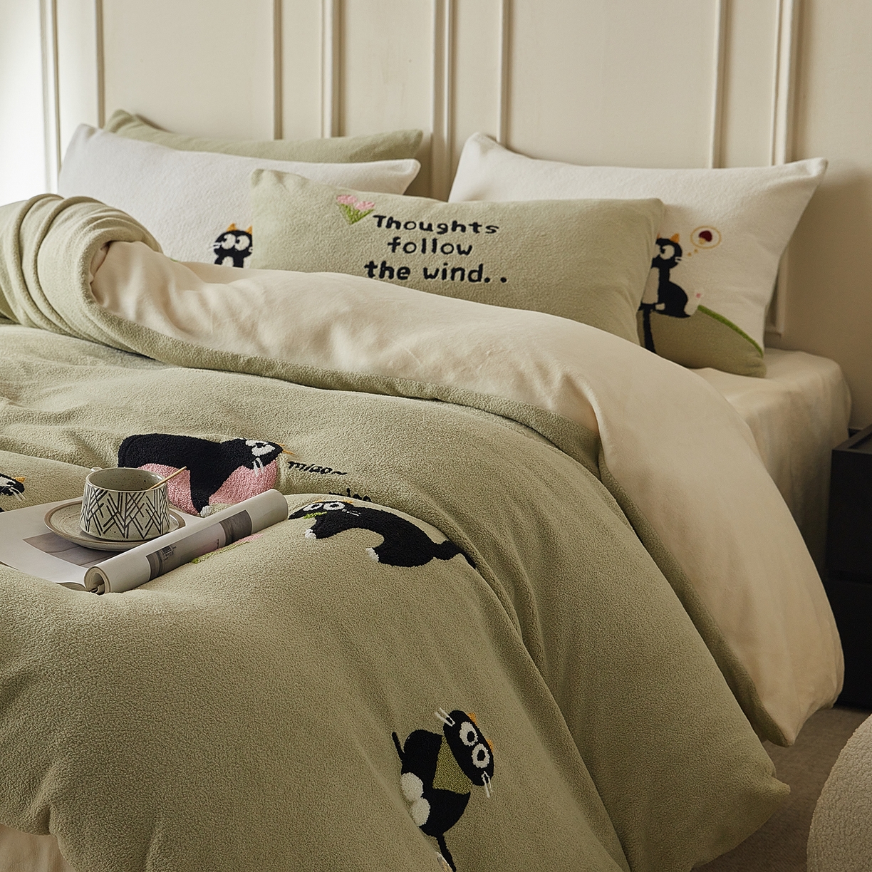 91家纺网 家纺一手货源 找家纺 风向标家纺 2025新款A类全消光暖呢绒毛巾绣四件套-减龄家宠系列（风格三） 炸毛小黑猫-灰绿