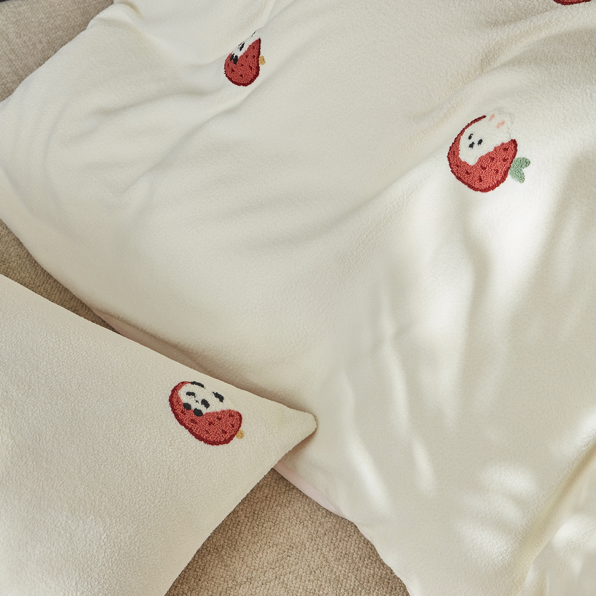 91家纺网 家纺一手货源 找家纺 风向标家纺 2025新款A类全消光暖呢绒毛巾绣四件套-减龄家宠系列（风格三） 荔枝熊猫-粉