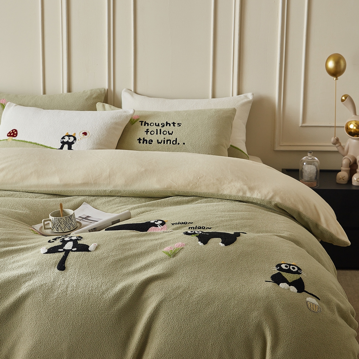 91家纺网 家纺一手货源 找家纺 风向标家纺 2025新款A类全消光暖呢绒毛巾绣四件套-减龄家宠系列（风格三） 炸毛小黑猫-灰绿