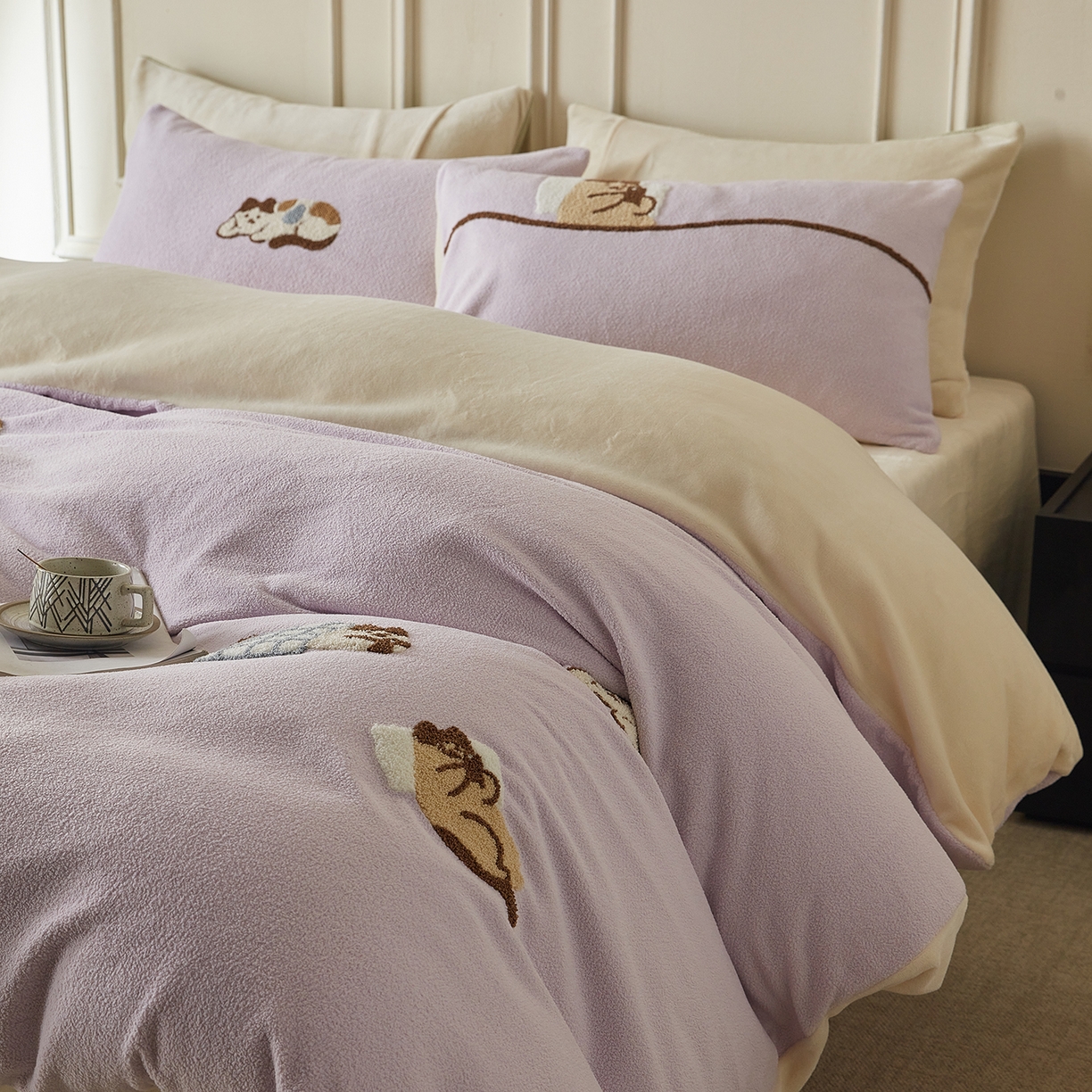 91家纺网 家纺一手货源 找家纺 风向标家纺 2025新款A类全消光暖呢绒毛巾绣四件套-减龄家宠系列（风格三） 躺平猫-淡紫