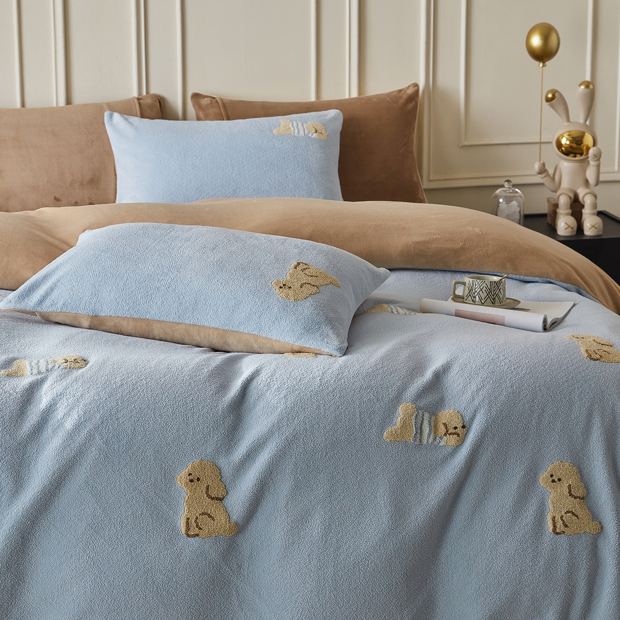 91家纺网 家纺一手货源 找家纺 风向标家纺 2025新款A类全消光暖呢绒毛巾绣四件套-减龄家宠系列（风格三） 海魂衫小狗-蓝咖