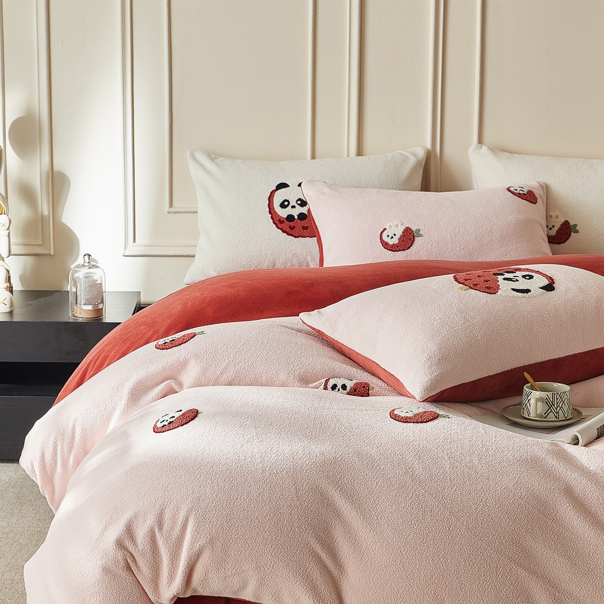 91家纺网 家纺一手货源 找家纺 风向标家纺 2025新款A类全消光暖呢绒毛巾绣四件套-减龄家宠系列（风格三） 荔枝熊猫-红