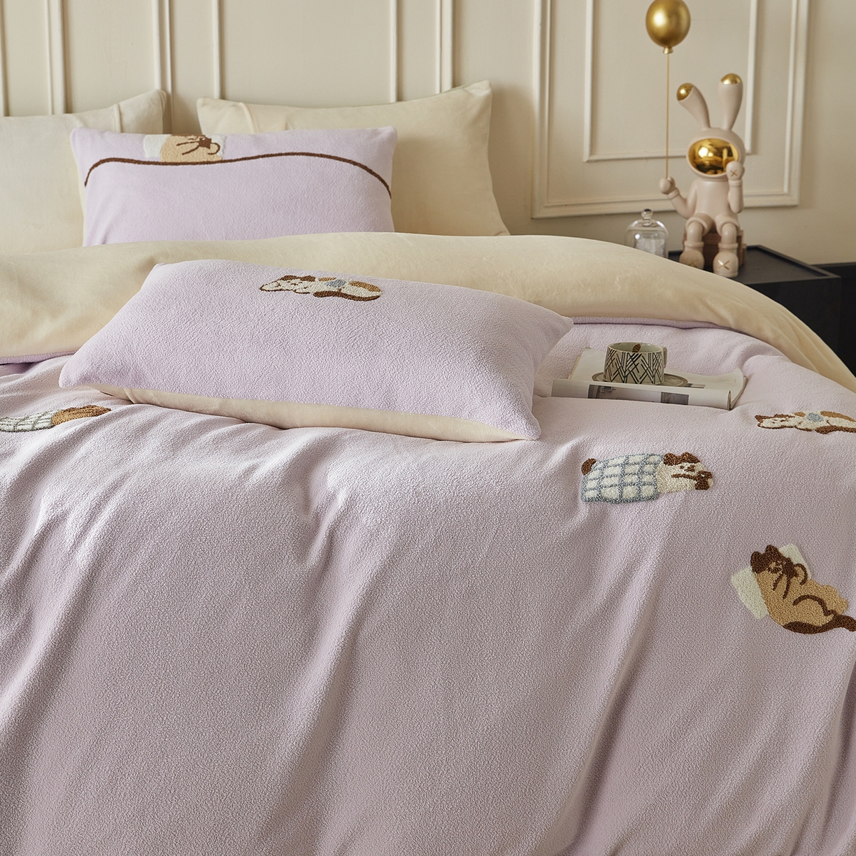 91家纺网 家纺一手货源 找家纺 风向标家纺 2025新款A类全消光暖呢绒毛巾绣四件套-减龄家宠系列（风格三） 躺平猫-淡紫