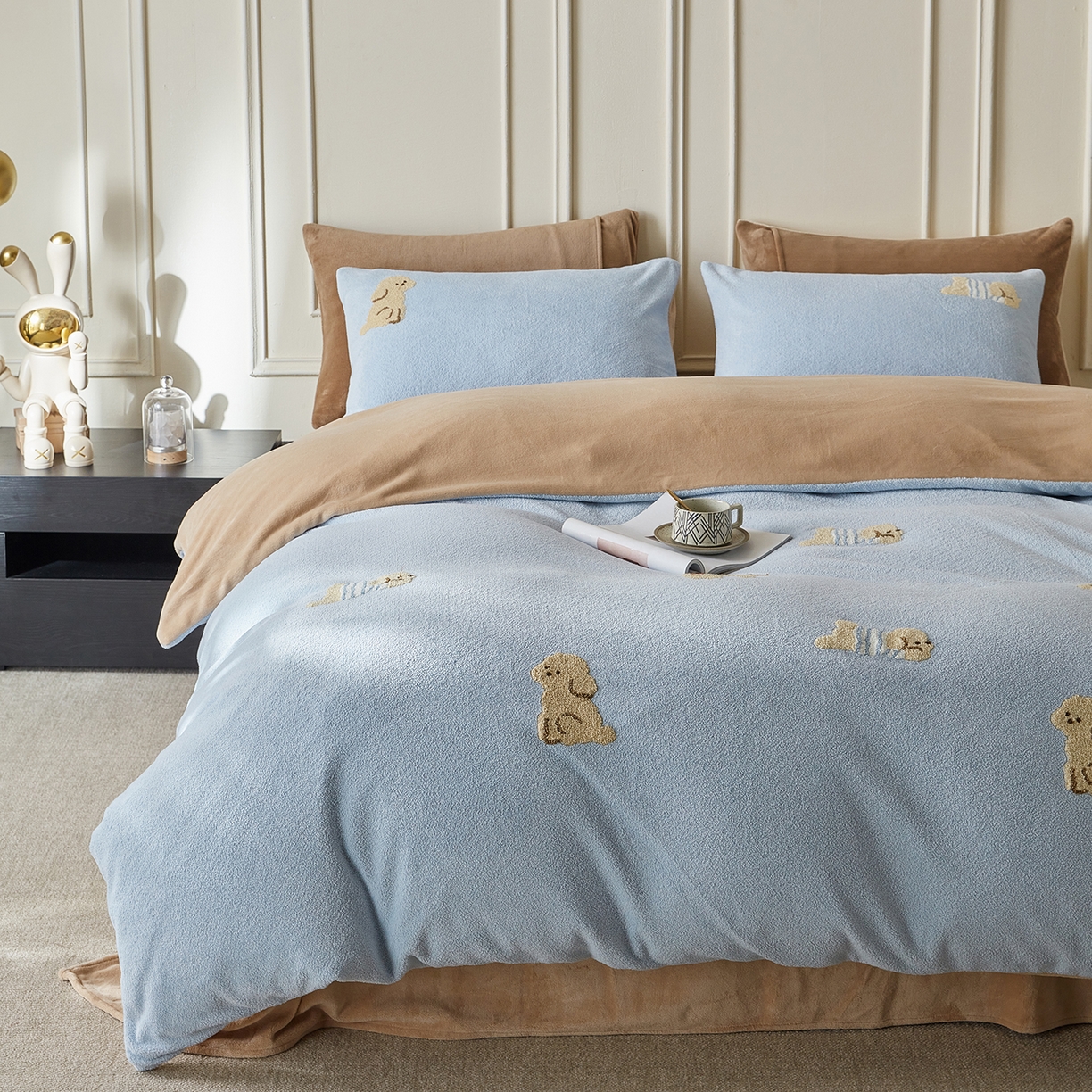 91家纺网 家纺一手货源 找家纺 风向标家纺 2025新款A类全消光暖呢绒毛巾绣四件套-减龄家宠系列（风格三） 海魂衫小狗-蓝咖