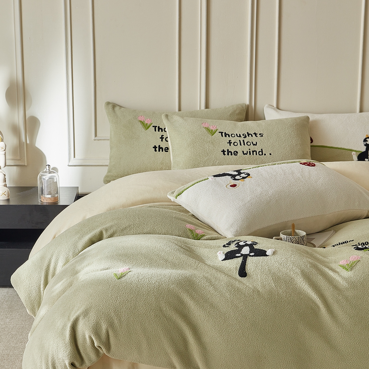 91家纺网 家纺一手货源 找家纺 风向标家纺 2025新款A类全消光暖呢绒毛巾绣四件套-减龄家宠系列（风格三） 炸毛小黑猫-灰绿