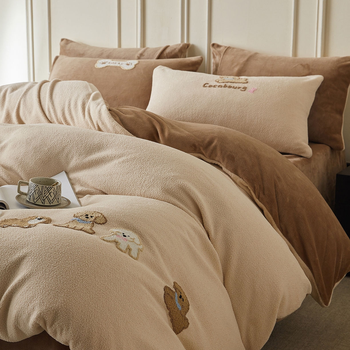 91家纺网 家纺一手货源 找家纺 风向标家纺 2025新款A类全消光暖呢绒毛巾绣四件套-减龄家宠系列（风格三） 站队小泰迪