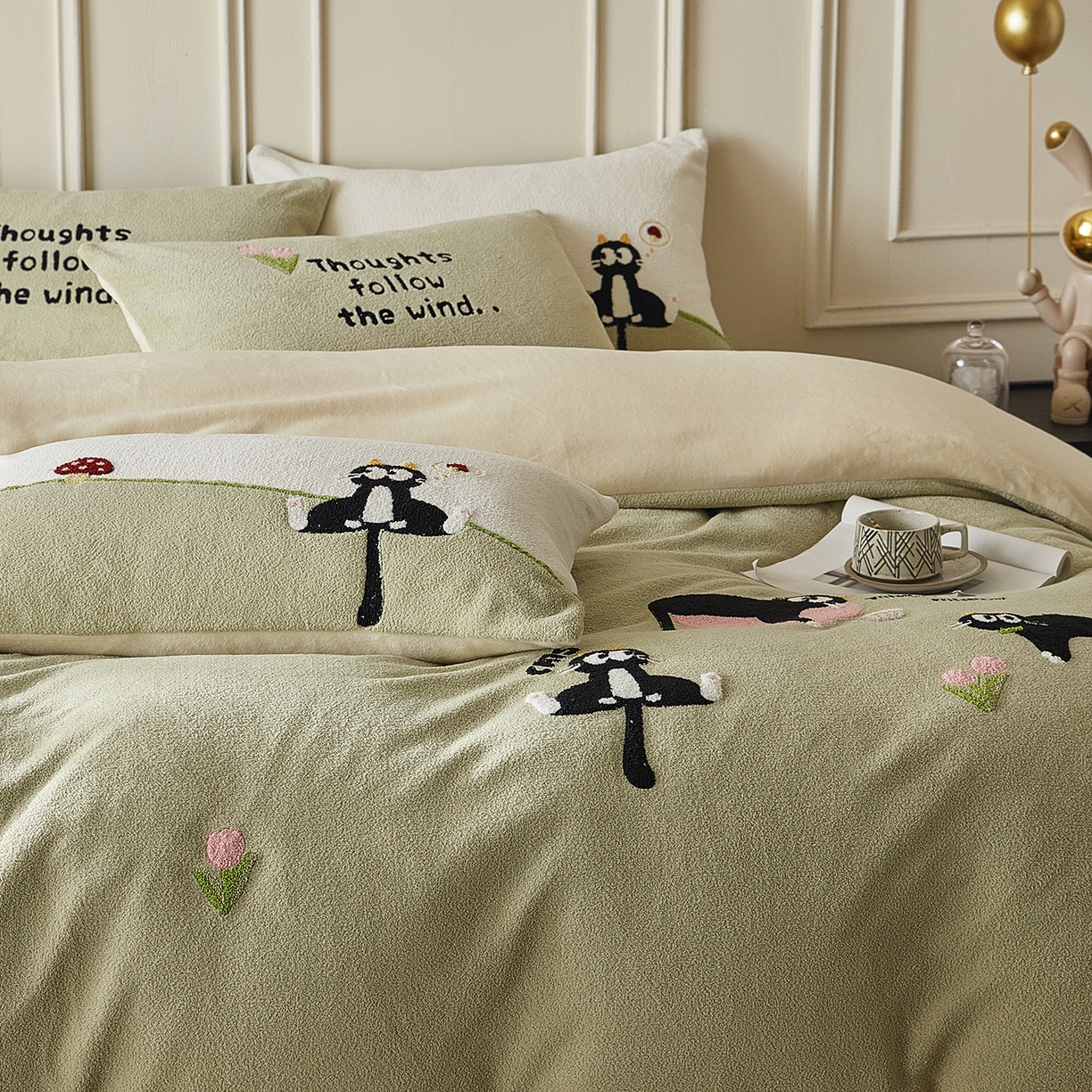 91家纺网 家纺一手货源 找家纺 风向标家纺 2025新款A类全消光暖呢绒毛巾绣四件套-减龄家宠系列（风格三） 炸毛小黑猫-灰绿