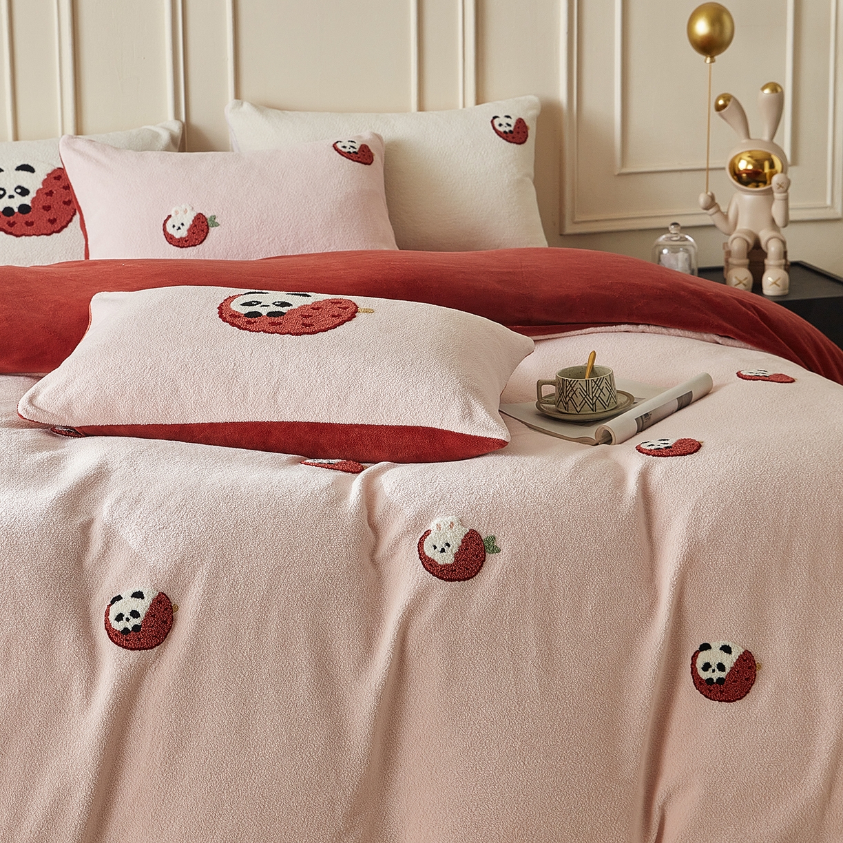 91家纺网 家纺一手货源 找家纺 风向标家纺 2025新款A类全消光暖呢绒毛巾绣四件套-减龄家宠系列（风格三） 荔枝熊猫-红