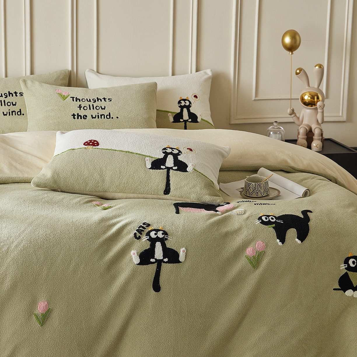 91家纺网 家纺一手货源 找家纺 风向标家纺 2025新款A类全消光暖呢绒毛巾绣四件套-减龄家宠系列（风格三） 炸毛小黑猫-灰绿