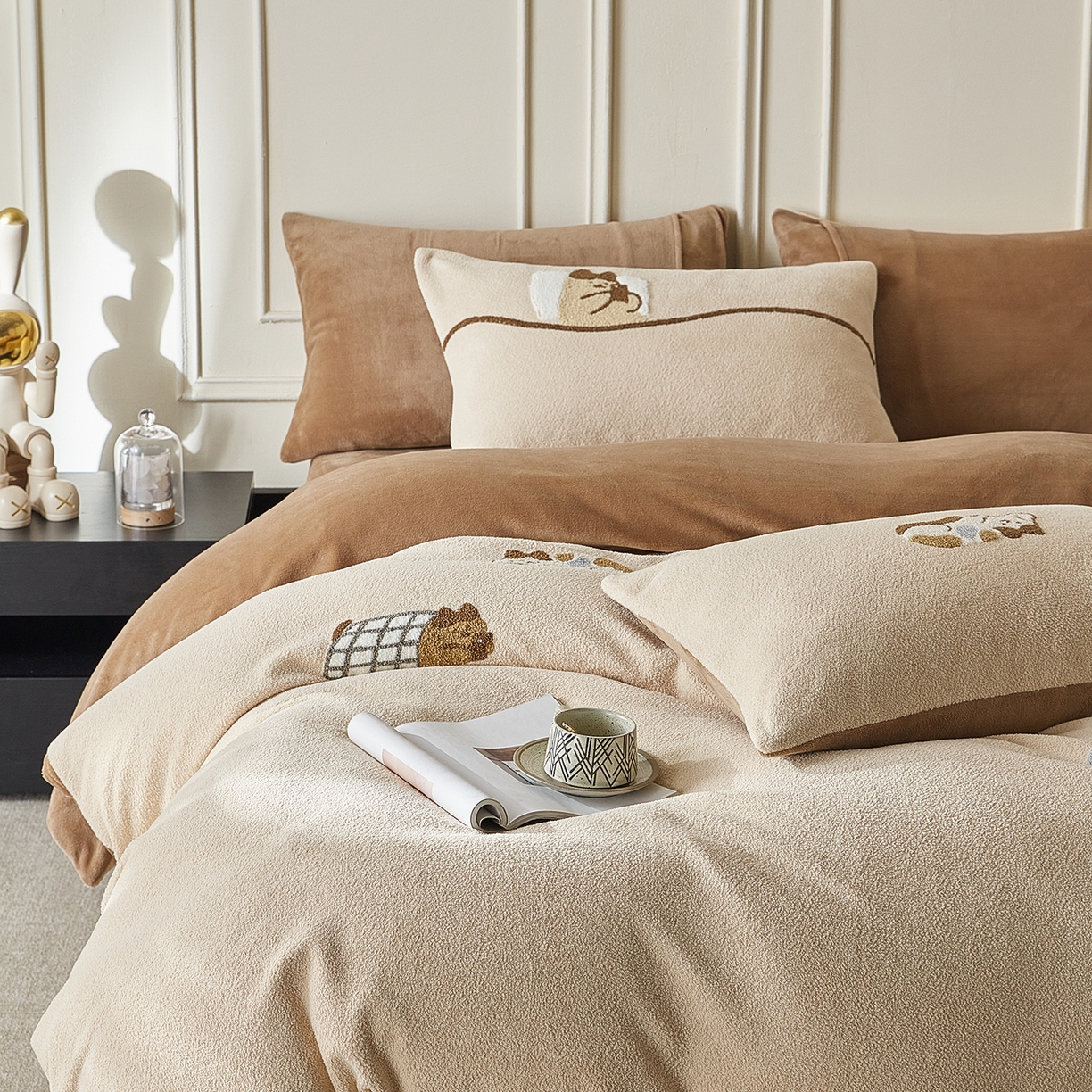 91家纺网 家纺一手货源 找家纺 风向标家纺 2025新款A类全消光暖呢绒毛巾绣四件套-减龄家宠系列（风格三） 躺平猫-奶茶