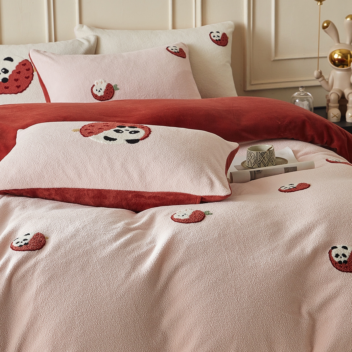 91家纺网 家纺一手货源 找家纺 风向标家纺 2025新款A类全消光暖呢绒毛巾绣四件套-减龄家宠系列（风格三） 荔枝熊猫-红