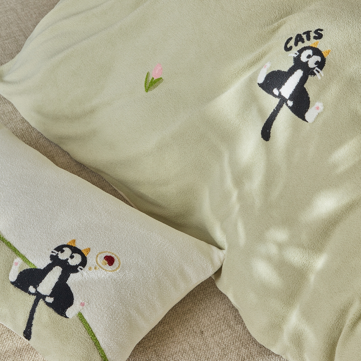 91家纺网 家纺一手货源 找家纺 风向标家纺 2025新款A类全消光暖呢绒毛巾绣四件套-减龄家宠系列（风格三） 炸毛小黑猫-灰绿