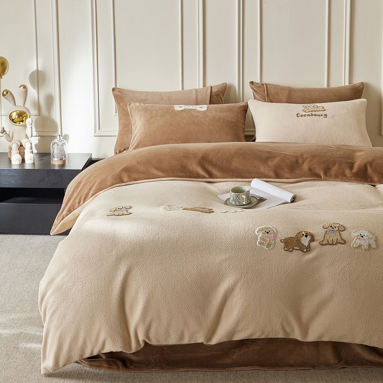 91家纺网 家纺一手货源 找家纺 风向标家纺 2025新款A类全消光暖呢绒毛巾绣四件套-减龄家宠系列（风格三） 站队小泰迪